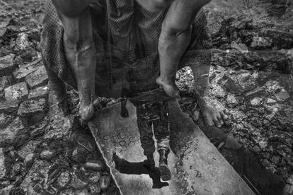 <p>Esta lápida de la ciudad de Sittwe es uno de los raros recuerdos que quedan de los (ya antiguos) habitantes rohingyas. A raíz de los ataques y las matanzas, la minoría musulmana fue trasladada a la fuerza e instalada en los campos de refugiados situados dentro y fuera de la ciudad.</p> <p>Tranches, Nagorno Karabaj. Un soldado se dirige a la frontera. La disputa por Nagorno Karabaj, que desembocó en un prolongado y sangriento conflicto con Azerbayán, comenzó a finales de la década de 1980 y continúa hasta hoy.</p> <p>"Para nosotros es normal crecer sin padres ni abuelos. En mi clase, en el colegio, muchos niños no tenían una familia entera. Yo era una de ellos", cuenta Anahit, una joven de Stepanakert. "Pero, tristemente, nos acostumbramos. A nadie le sorprendía".</p>