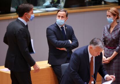 Desde la izquierda, los primeros ministros de Países, Bajos, Mark Rutte; Luxemburgo Xavier Bettel, y Estonia, Kaja Kallas, conversan este viernes al inicio del Consejo Europeo en Bruselas.