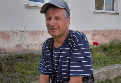 Anatoli Oleinik, de 65 años, ha pagado alrededor de 215 euros por el viaje que le ha llevado de territorio ocupado por los rusos a la Ucrania controlada por Kiev a través del corredor de Sumi. / O. G.