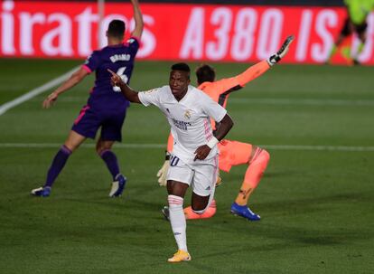 Vinicius celebra el tanto del triunfo del Madrid.