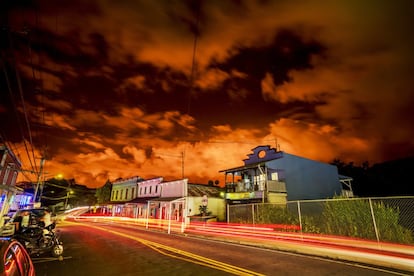 Fotografía de larga exposición con el cielo iluminado por la lava de la erupción del volcán Pahoa, Hawái, el 3 de julio de 2018.