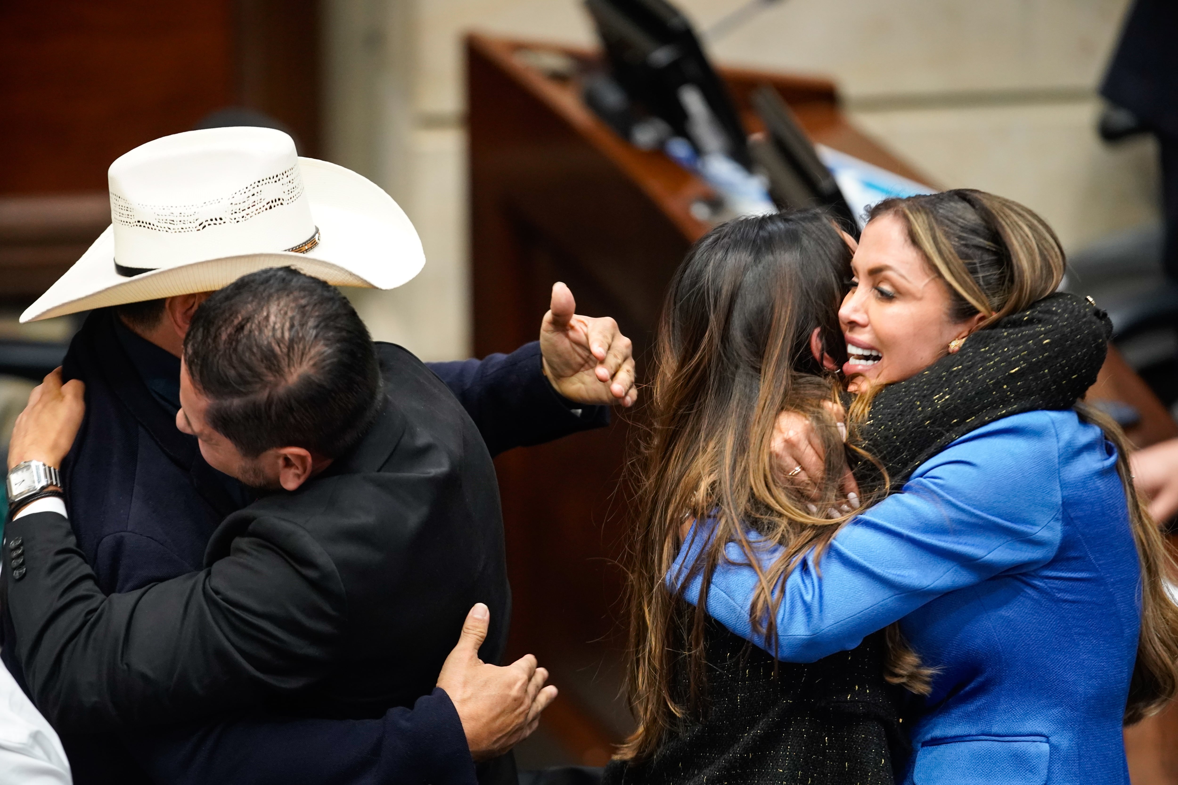 Senadores felicitan a Honorio Henríquez tras su elección como presidente del Senado para el periodo 2026-2027, el 20 de julio de 2026, en Bogotá, Colombia.