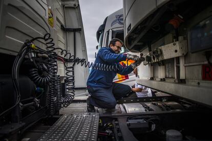 Un camionero español, en un aparcamiento en Francia después de cruzar el canal de la Mancha, en octubre de 2021.