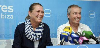 Virginia Marí (izquierda) junto a Vicent Serra, en julio pasado.