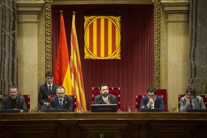 La mesa del Parlament durante la sesión plenaria.