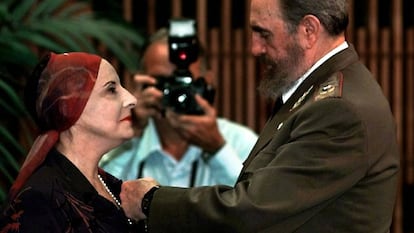 Fidel Castro condecora Alicia Alonso em 1998.