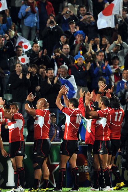 Los jugadores japoneses saludan al público después de su primer partido del Mundial.