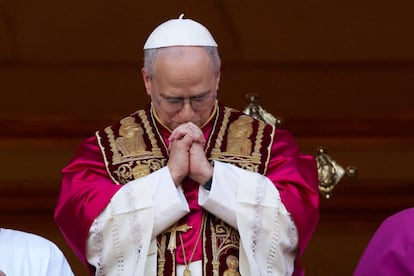 Leon XIV aparece en el balcón del Vaticano tras ser elegido nuevo papa.