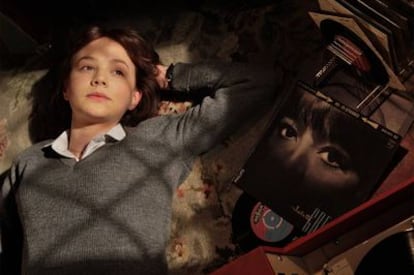 Carey Mulligan escucha un disco de Juliette Gréco en un fotograma <i>An education.</i>