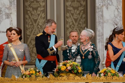 El rey Felipe brinda con la reina Margarita de Dinamarca durante la cena ofrecida en Copenhague. 

