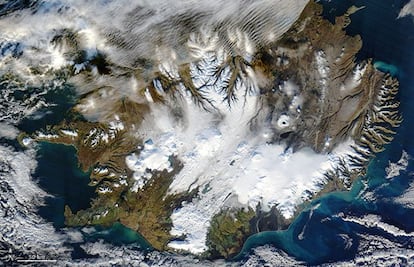 Todas las capas de hielo de Islandia han perdido volumen desde 1995. Sin embargo, en octubre de este año, los científicos de la oficina meteorológica de Islandia mostraron que la capa de hielo del Thjórsárjökull (en el centro de la imagen) ha ganado masa por primera vez desde 1993. Este aumento puede deberse a las precipitaciones abundantes de la zona y a las bajas temperaturas del verano, según explican los expertos. La imagen ha sido tomada por el Moderate Resolution Imaging Spectroradiometer (MODIS) de la NASA en noviembre de este año.