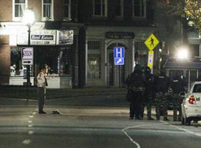 Momento en que Leeland Eisenberg se entrega a la policía, ayer en Rochester.