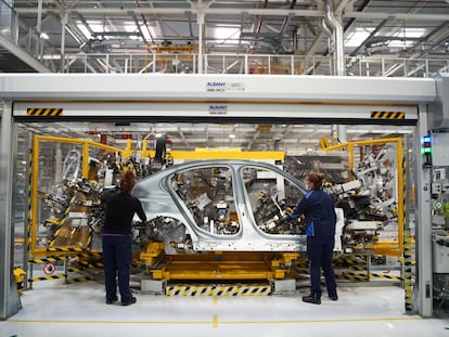 Trabajadores en la fábrica automotriz de BMW en San Luis Potosí, en 2021.
