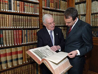 José Luis Rodríguez Zapatero y Víctor García de la Concha, en la Real Academia Española.