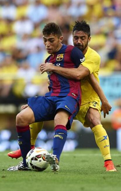 Munir, sujetado por Jaume Costa en el último partido de Liga, contra el Villarreal. 