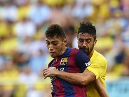 Munir, sujetado por Jaume Costa en el último partido de Liga, contra el Villarreal. 