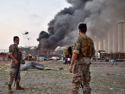 Soldados libaneses, tras la explosión en el puerto de Beirut, el 4 de agosto de 2020.