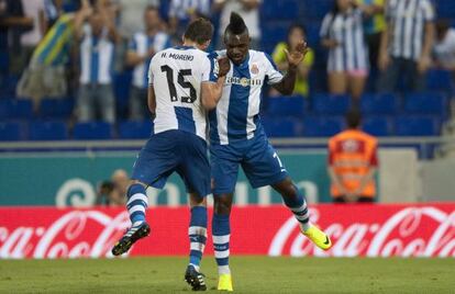 Thievy festeja el gol con Moreno.