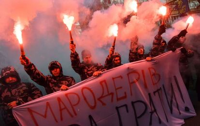 Un grupo de ctivistas y simpatizantes de partidos nacionalistas ucranianos se manifiestan este miércoles para reclamar la investigación de una supuesta malversación de fondos presupuestarios de Defensa cerca de la oficina del fiscal general en Kiev (Ucrania).