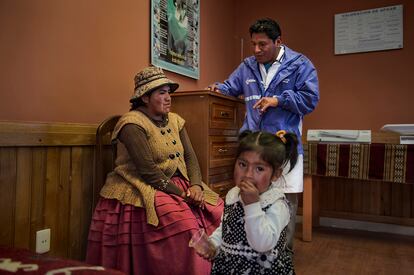 En la sala de parto adecuada culturalmente la mujer gestante puede estar acompañada de su familia.