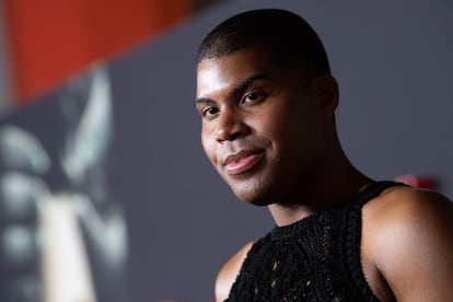 EJ Johnson posa ante la prensa en el estreno de 'Otra vuelta de tuerca' en el Teatro Chino de Hollywood en enero de 2020.