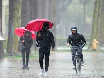 Estudiantes de la Universidad del Sur de California, en Los Angeles, se protegen de la lluvia el martes pasado.