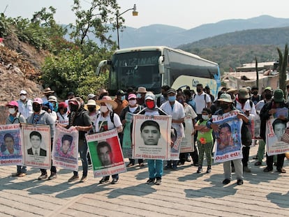 Familiares de los 43, en una marcha en Guerrero