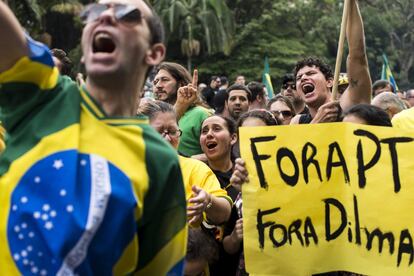 Manifestantes de direita pedem o impeachment de Dilma, em São Paulo.