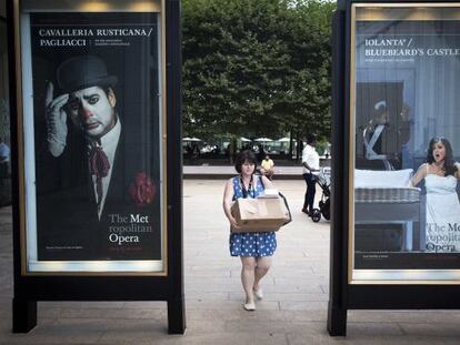 Una trabajadora del Metropolitan Opera de Nueva York retira unas cajas ante la amenaza de un cierre patronal.