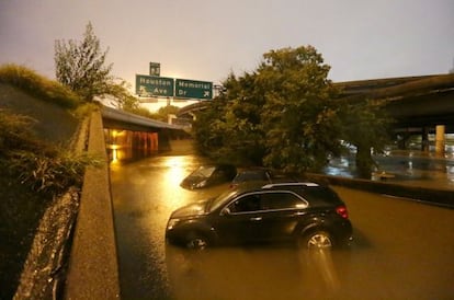 Coches sumergidos en Houston por las lluvias del huracán Patricia.