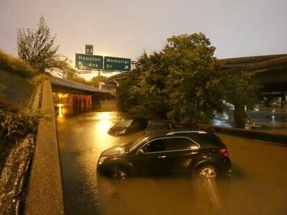 Carros submersos em Houston pelas chuvas do furacão Patrícia.