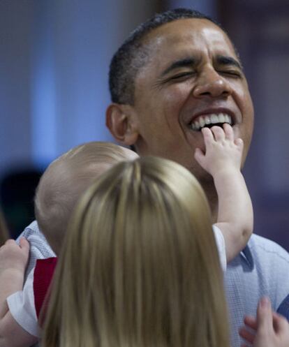 Siempre Hawai. Por cuarto año consecutivo, los Obama han decidido pasar sus vacaciones navideñas en el archipiélago que vio crecer al actual presidente de Estados Unidos. El día 25, Barack y Michelle comieron con un grupo de militares y sus familias. Durante la visita a una base, la pareja se fotografió con varios niños, como Cooper Wall Wagner, de ocho meses, que se saltó deliberadamente el protocolo al tocar a su presidente, aunque él no tomó represalias.