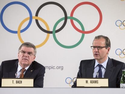 A la izquierda, Thomas Bach, presidente del COI, durante el anuncio.