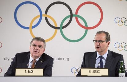 A la izquierda, Thomas Bach, presidente del COI, durante el anuncio.