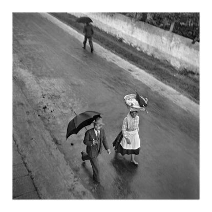 'Bajo la lluvia', instantánea tomada por Muller en Portugal en 1939. La exposición ha estado ya en Tánger y Tetuán y tras Madrid seguirá por Oporto, Gijón y Budapest.