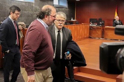 Alberto Casero (segundo por la izquierda), durante la audiencia previa en la Audiencia Provincial de Cáceres, este martes.