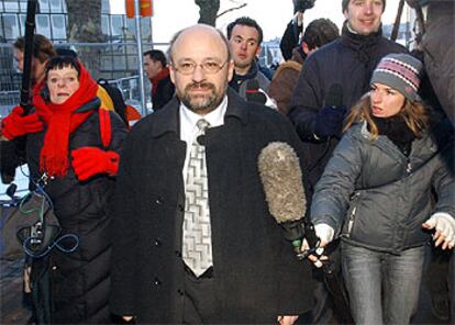 Ronny Baudewyn, abogado de Marc Dutroux, es seguido por los medios de comunicación a su entrada al Palacio de Justicia de Arlon.