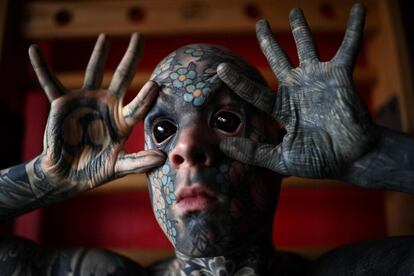 Sylvain Helaine, un maestro de primaria, entusiasta del tatuaje y conocido como Freaky Hoody, posa durante una sesión de fotos en Palaiseau, al sur de París (Francia).
