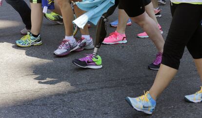 Detalhes da perna ortopédica de uma corredora que sobreviveu às bombas durante a maratona do ano passado.