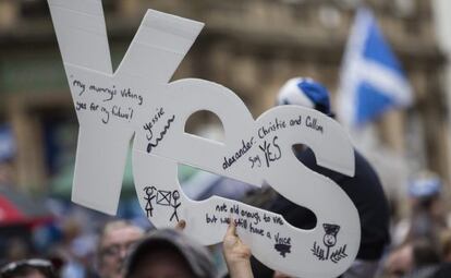 Escoceses pró-independência em Stirling, nesta segunda.