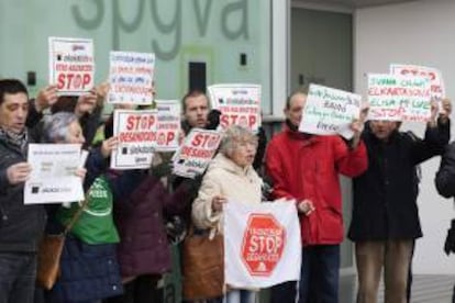 Miembros de las plataformas Stop Desahucios de Álava, Bizkaia y Gipuzkoa concentrados frente a la sede de Vitoria de Alokabide. EFE/Archivo