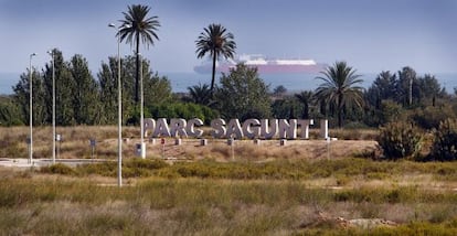 Acceso a la primera fase de Parc Sagunt l, un espacio destinado a industrias que se encuentra pr&aacute;cticamente vac&iacute;o por la crisis econ&oacute;mica.
