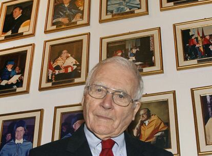 El ambientalista británico James Lovelock en el rectorado de la Universidade de Santiago.