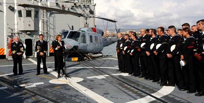 La ministra de Defensa, Dolores de Cospedal, visita a las tropas españolas despelgadas en Catania.
