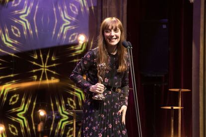 La directora Elena Trapé rep el Premi Gaudí a la Millor Pel·lícula per 'Les distàncies'.