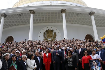 Los miembros de la Asamblea Nacional Constituyente de Venezuela posan para la foto oficial frente al Parlamento después de realizar el juramento, en Caracas.