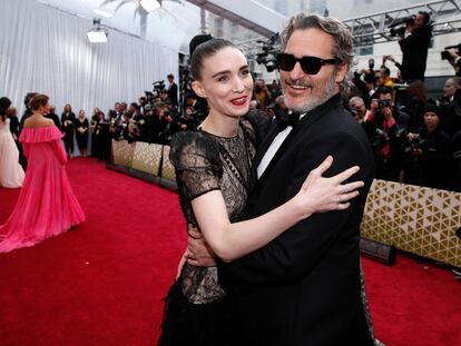 Joaquin Phoenix y Rooney Mara, en los premios Oscar de 2020.