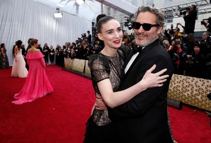 Joaquin Phoenix y Rooney Mara, en los premios Oscar de 2020.