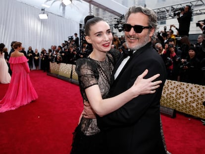 Joaquin Phoenix y Rooney Mara, en los premios Oscar de 2020.
