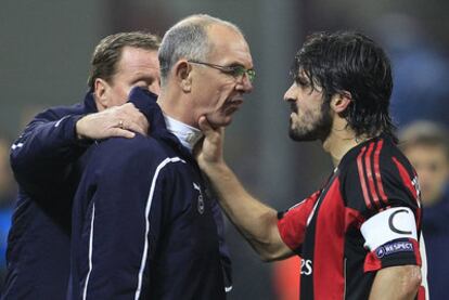 Gattuso agarra a Jordan, el segundo técnico del Tottenham.